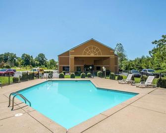 Econo Lodge Inn & Suites - Centerville - Pool