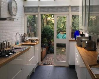 Lovely North London Garden Apartment Minutes From Hampstead Heath - London - Kitchen