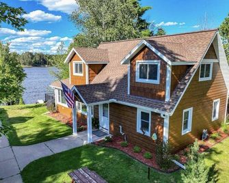 Lake Nokomis 4-bedroom Lakeside Spacious Cottage - Tomahawk - Building
