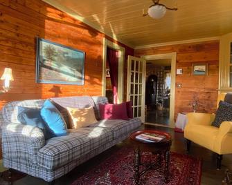 Lupinfield Cottage - a Curated Guesthouse Experience - Twillingate - Living room