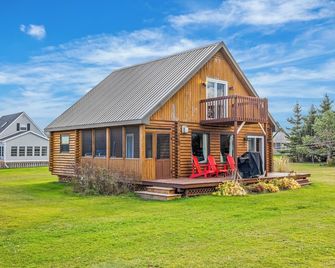 Beautiful 3 Br Log Cabin Close to White Sand Beach - Morell - Building