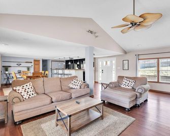 Spacious Hidden Paradise at Lake Norman home - Mooresville - Living room