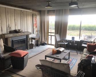 Sunset Log Cabin - Clarksdale - Living room