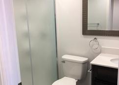 Best Place To Stay And Enjoy Your Money - Winnipeg - Bathroom