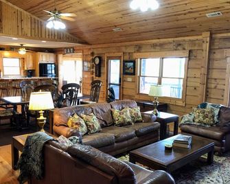 Life is Better at the Lake! Waterfront cabin on Lake Keowee - Seneca - Living room