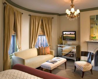 Clarendon Square - Boston - Salon