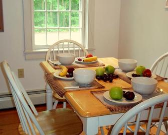 Home on McCurdy Pond - Bremen - Dining room
