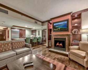 Mid-mountain Escape With Ritz Amenities 2 Bedroom Condo by RedAwning - Truckee - Вітальня