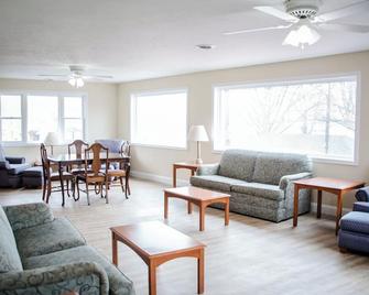 Great Strip Location | Lake View | Pet Friendly | A/C | Sauna| Wine Country|wifi - Geneva - Sala de estar