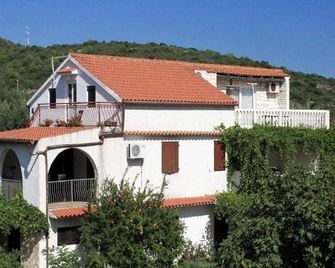 Apartments Katarina - Two Bedroom Apartment with Terrace - Vis - Gebäude