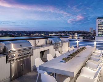 Walk To 6th St! Sleeps 6 With Rooftop Pool - Austin
