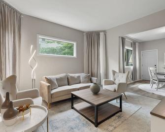 Eat Street Oasis with a luxury patio & fiber internet - Mineápolis - Sala de estar