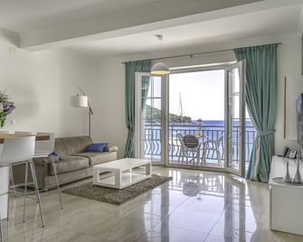 Pine Tree Boutique Apartments - Saplunara