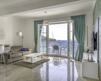 Pine Tree Boutique Apartments - Saplunara
