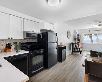 Updated 2nd Floor Unit by Pool - Only Steps to the Beach - Free WFii - Madeira Beach - Kuchyň