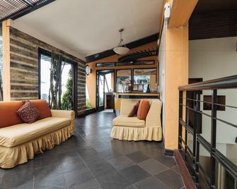 ريد دورز بلس في ذا ريدج، تاجايتاي - تاجايتاى - غرفة معيشة