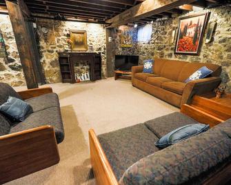 Historic registry farmhouse w/country feel, but close to Notre Dame! - Granger - Living room