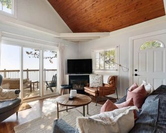 Lakefront Getaway | Hot Tub, Fire Pit & Sunsets - Cayuga - Living room