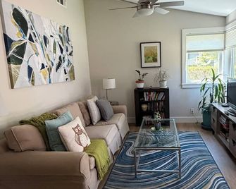 Cozy contemporary cottage in downtown Lafayette near shops and restaurants - Lafayette - Living room
