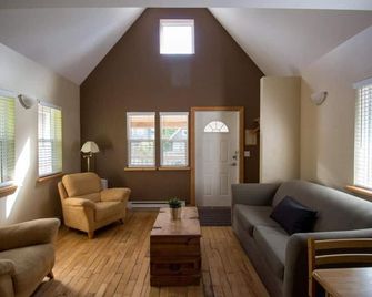 Studio B - Cozy Cottage Walking Distance to Two Beaches - Ucluelet - Living room