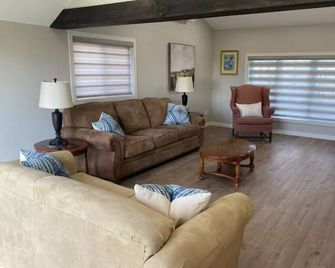 The Bluewater House - Wallaceburg - Living room