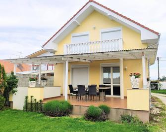 Modern & cozy house with 3 bed rooms and garden - Bratislava - Edificio