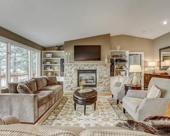 Family-Friendly, Waterfront Home With Open Floor Plan And Beautiful Lake Views! - Prior Lake - Sala de estar
