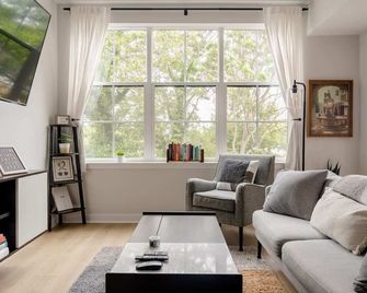 New Downtown Annapolis Condo With Free Parking - Annapolis - Living room