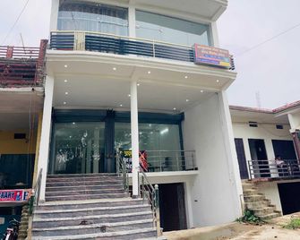 SPOT ON Ayushman guest house nd banquet hll Gharwar Shukpura Road - Ballia - Building