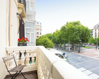 Belle Époque Self Check-in Guest House - San Sebastian - Balcony