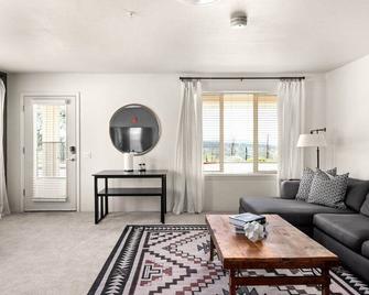 Lovely Pet Friendly 2bd / 2ba w/ Private Entrance, On Site Laundry & Dedicated Parking - Paradise - Sala de estar