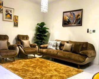 Perf Deluxe home Away From Home With 24hr Security Servvices - Accra - Living room