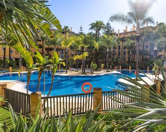 Los Jazmines - spacious four bedroom apartment San Pedro de Alcántara - 聖佩德羅德阿爾坎塔拉 - 游泳池