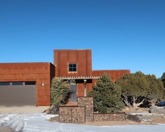 Comfort and beauty: 2BR artists' home near Capitol Reef - Teasdale - Building