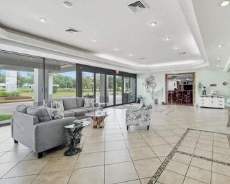 Vero Beach Inn & Suites Vero Beach I-95 - וורו ביץ' - לובי