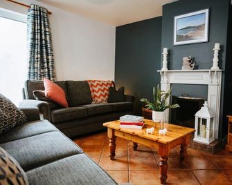 Dingle Harbour Cottages - Dingle - Living room