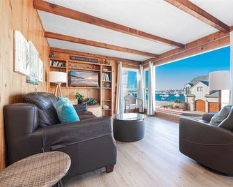 Cozy 2Br W Bay Views, Walk To Beach, Shops And Dining By Beachview Rentals - Newport Beach - Living room
