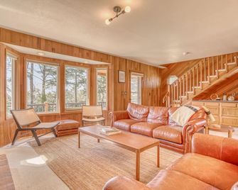 كابتينز كوتيدج - باسفيك سيتى - غرفة معيشة