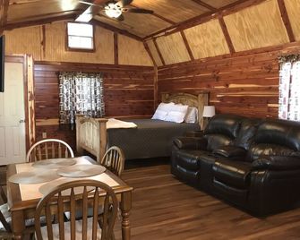 Rocky Top Winery Beautiful Rustic Cedar Cabin - Atwood - Bedroom