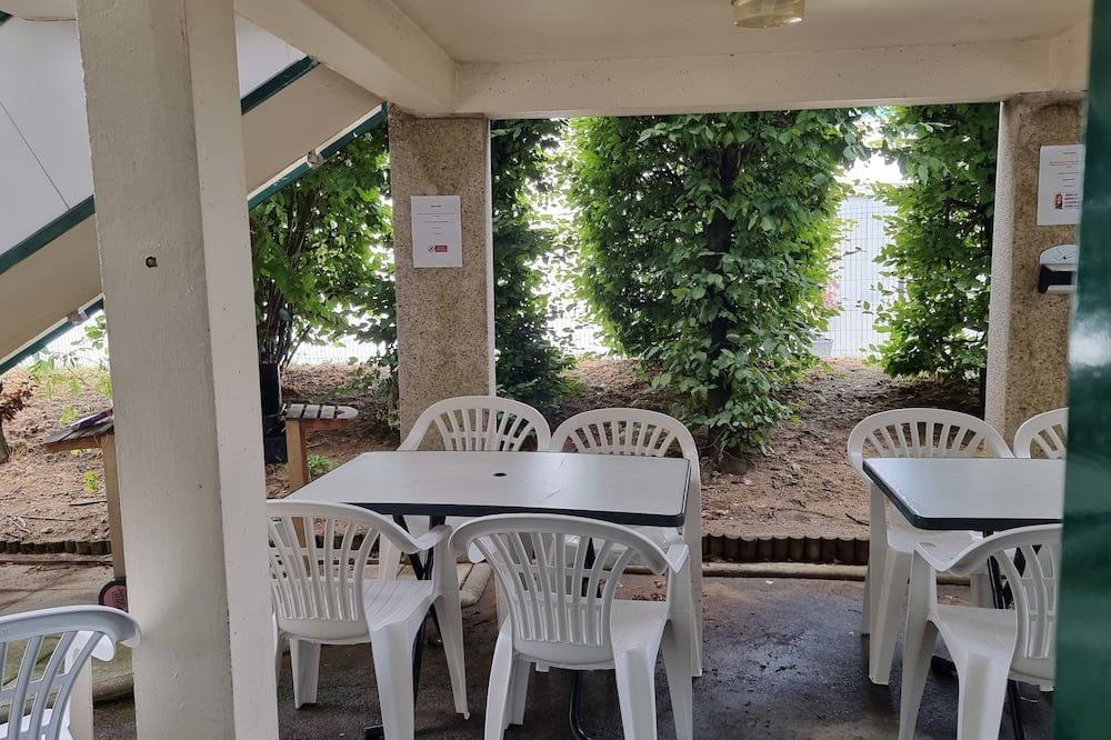 Première Classe Montluçon Saint Victor - Saint-Victor - Patio