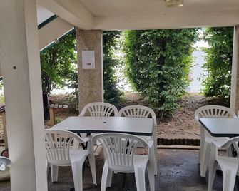 Première Classe Montluçon Saint Victor - Saint-Victor - Patio