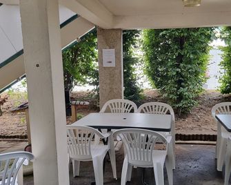 Première Classe Montluçon Saint Victor - Saint-Victor - Patio