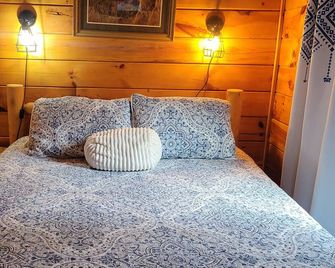 Modern cabin, large interior space, sleeps 6. - Sebec - Habitación