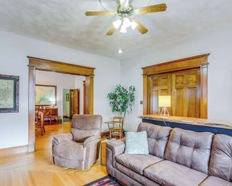 Historic Tiffin Home about Half Mi to University! - Tiffin - Wohnzimmer