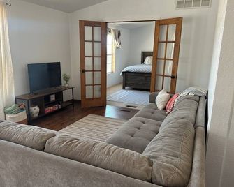 Cliff Springs at Taylor - Grants - Вітальня