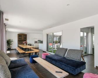 Villa 'Le Golf St Thomas' with Private Terraces, Outdoor Pool & Wi-Fi - Béziers - Living room