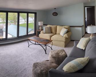 Charming 4-bedroom Lake house on Lake Ripley in Cambridge - Cambridge - Sala de estar