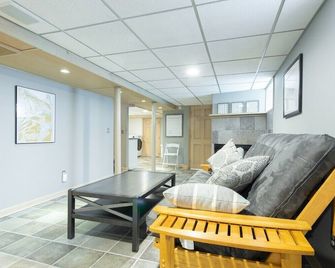 Charming Belmar House w/ Hot Tub + Parking - Belmar - Living room