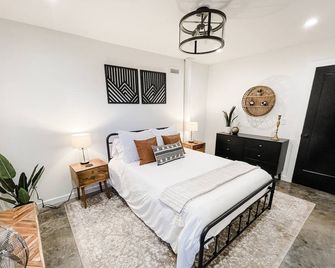 Industrial/modern loft within walking distance to downtown! - Mountain Home - Bedroom