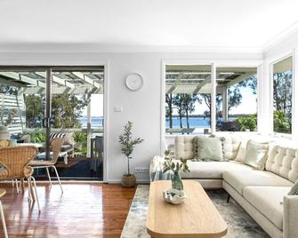 Stunning Lakefront Home with Bonus Studio - Budgewoi - Sala de estar